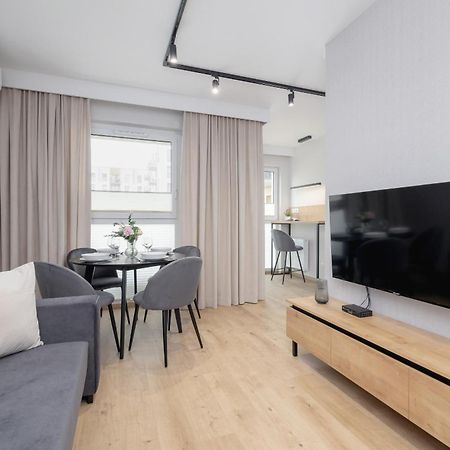 Bright Apartment In Krakow With Garden, Air Conditioning, Parking And Desk By Renters Prestige エクステリア 写真