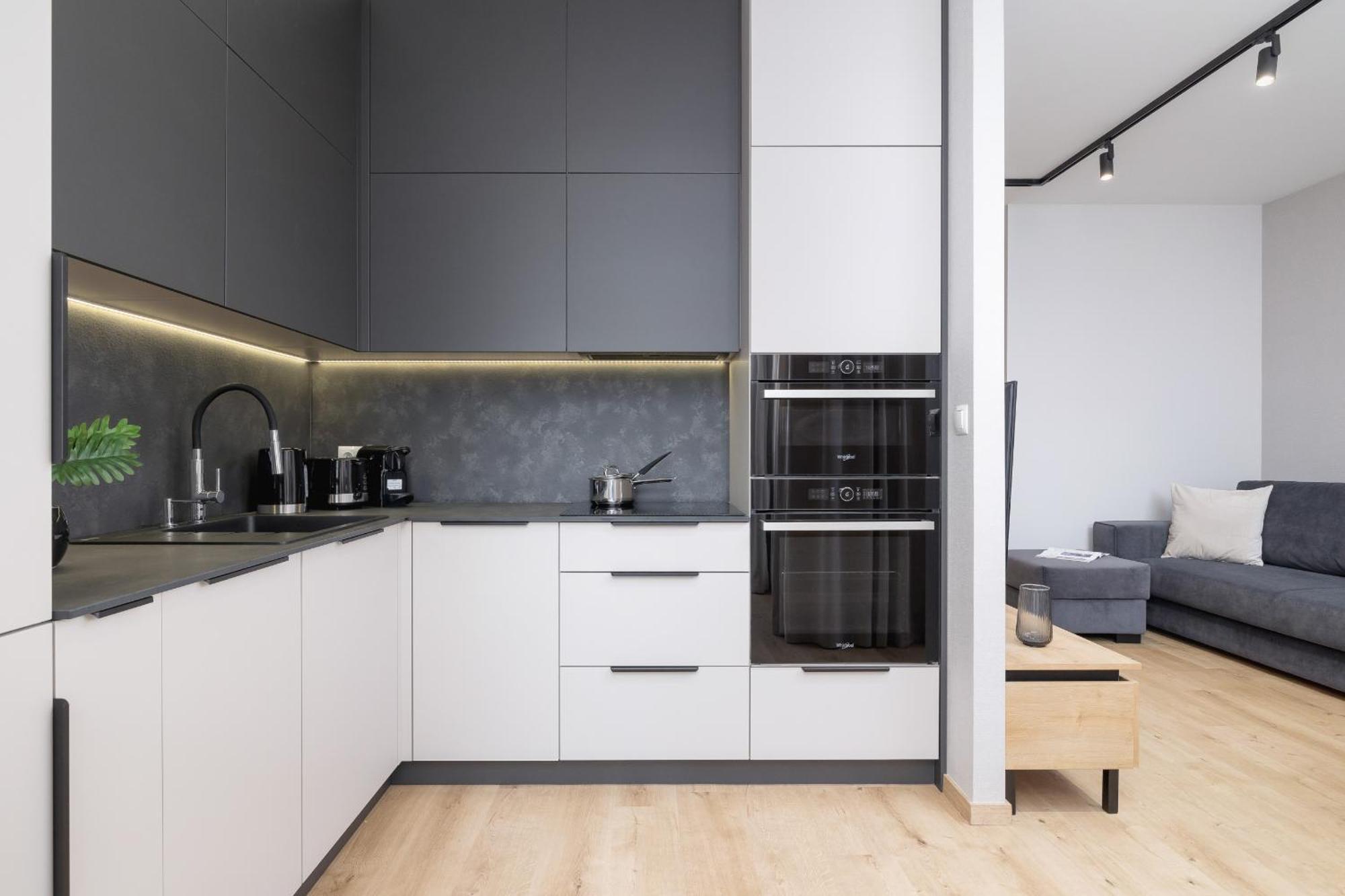 Bright Apartment In Krakow With Garden, Air Conditioning, Parking And Desk By Renters Prestige エクステリア 写真