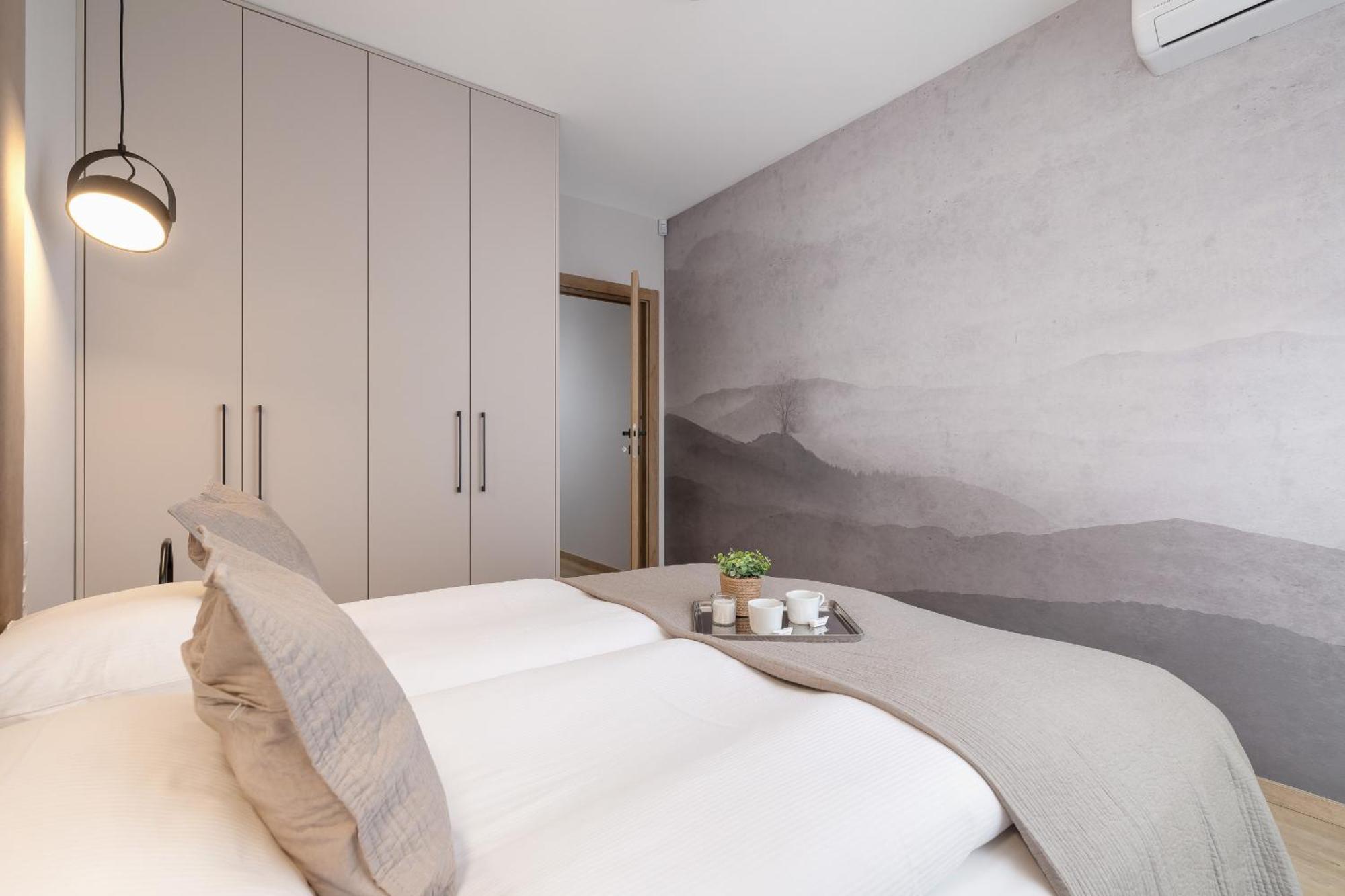 Bright Apartment In Krakow With Garden, Air Conditioning, Parking And Desk By Renters Prestige エクステリア 写真