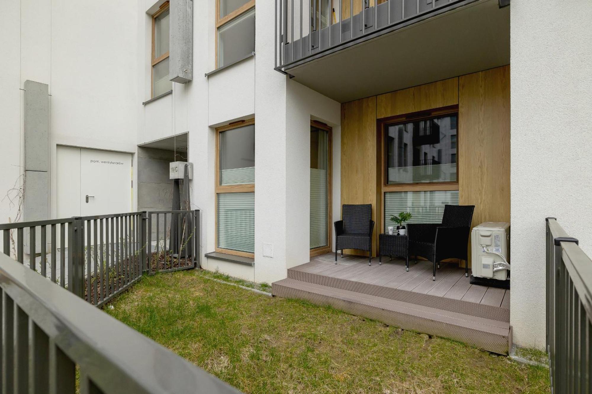 Bright Apartment In Krakow With Garden, Air Conditioning, Parking And Desk By Renters Prestige エクステリア 写真