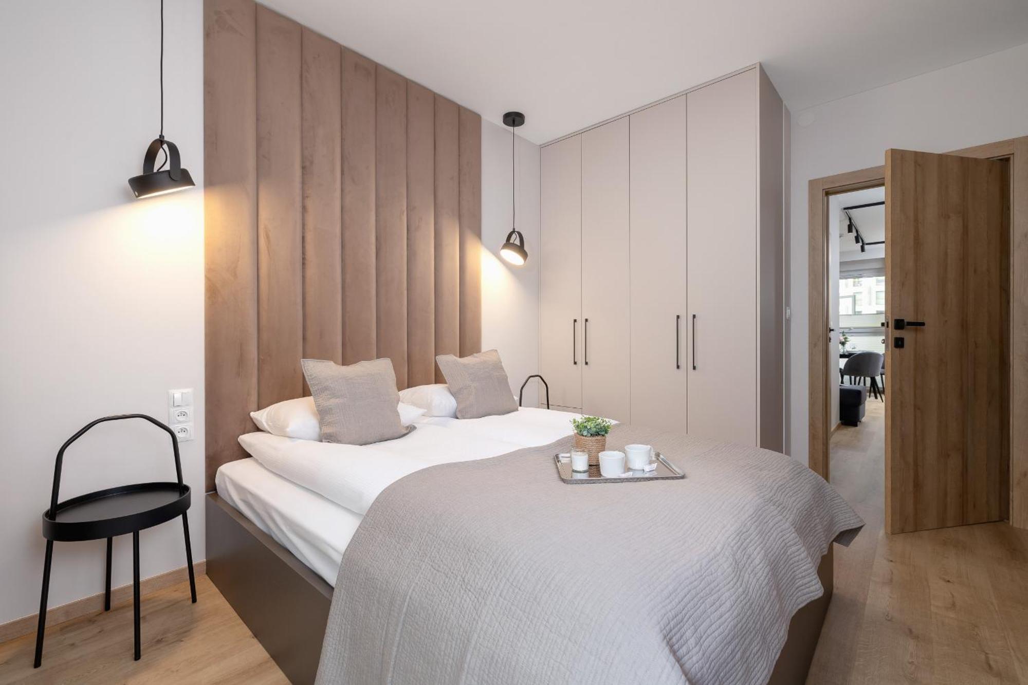Bright Apartment In Krakow With Garden, Air Conditioning, Parking And Desk By Renters Prestige エクステリア 写真