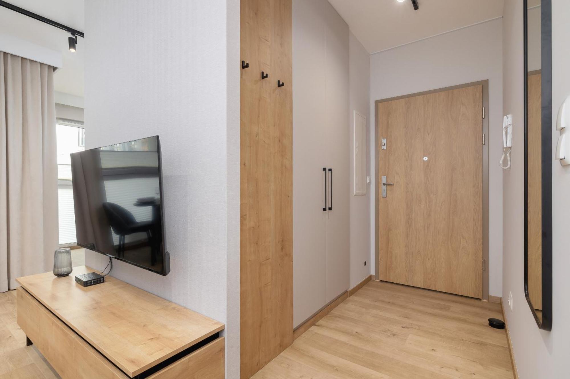 Bright Apartment In Krakow With Garden, Air Conditioning, Parking And Desk By Renters Prestige エクステリア 写真