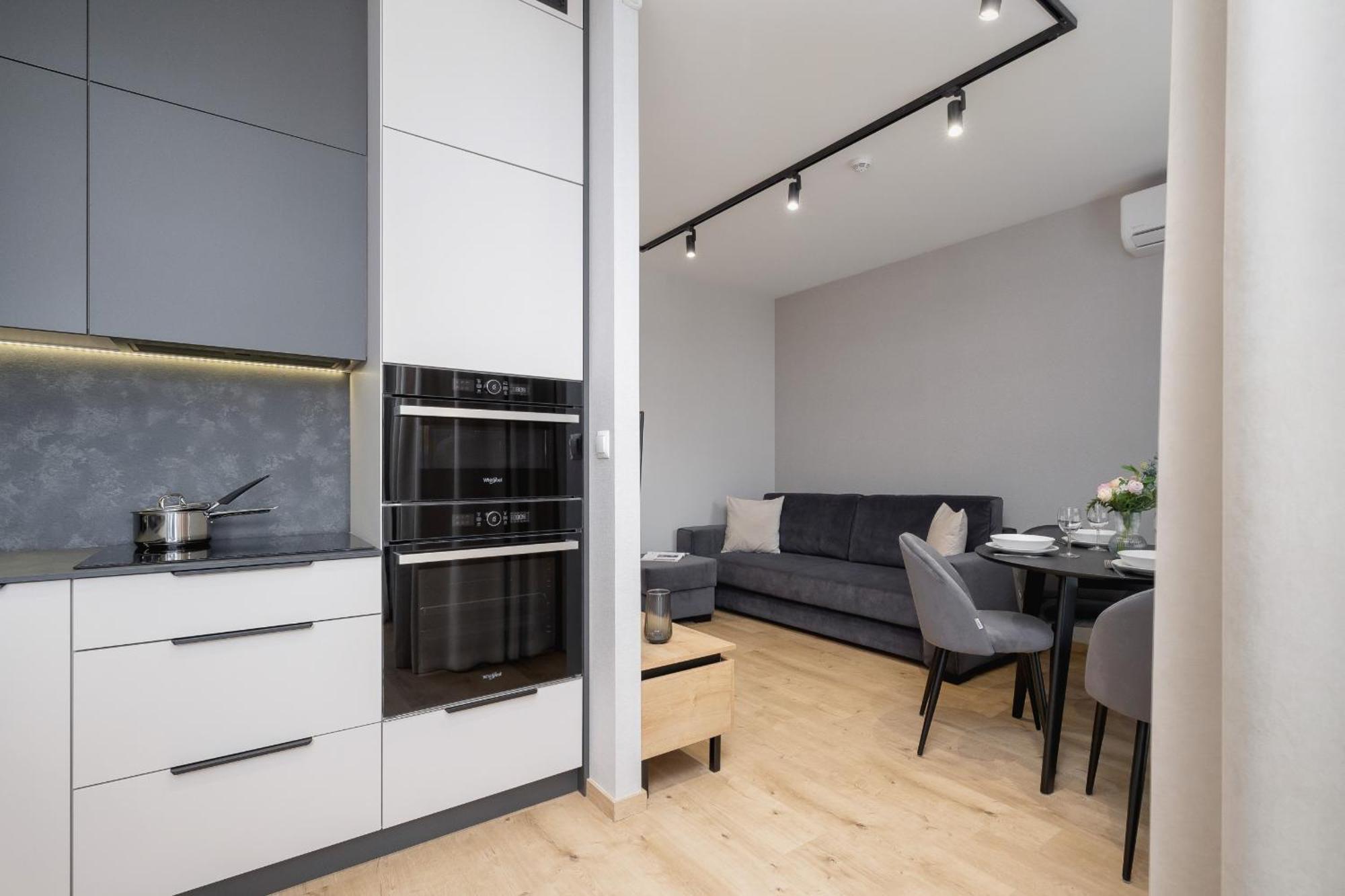 Bright Apartment In Krakow With Garden, Air Conditioning, Parking And Desk By Renters Prestige エクステリア 写真