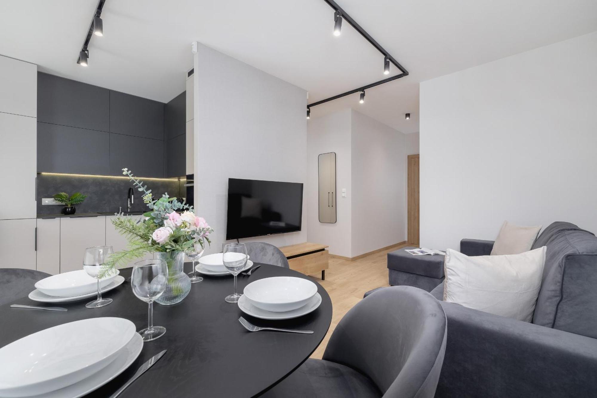 Bright Apartment In Krakow With Garden, Air Conditioning, Parking And Desk By Renters Prestige エクステリア 写真