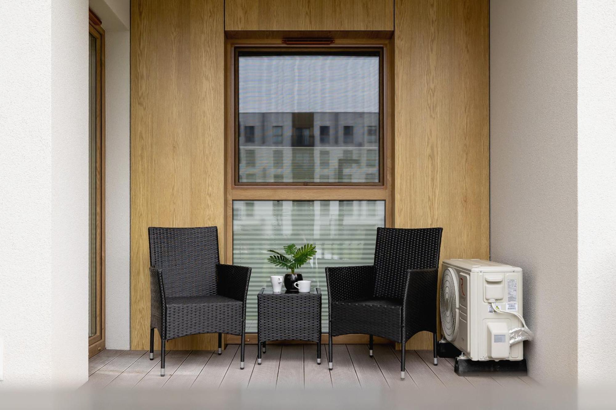 Bright Apartment In Krakow With Garden, Air Conditioning, Parking And Desk By Renters Prestige エクステリア 写真