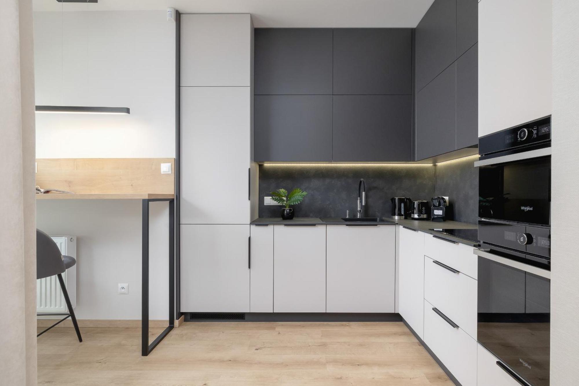 Bright Apartment In Krakow With Garden, Air Conditioning, Parking And Desk By Renters Prestige エクステリア 写真