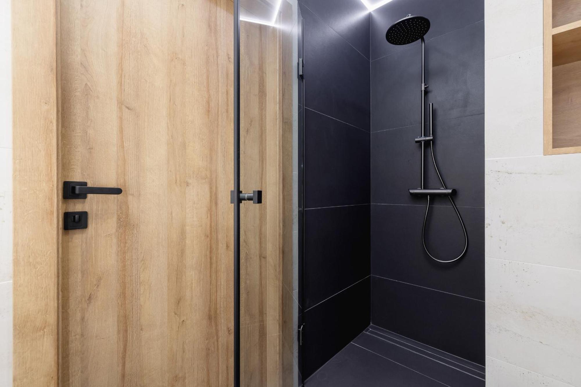 Bright Apartment In Krakow With Garden, Air Conditioning, Parking And Desk By Renters Prestige エクステリア 写真
