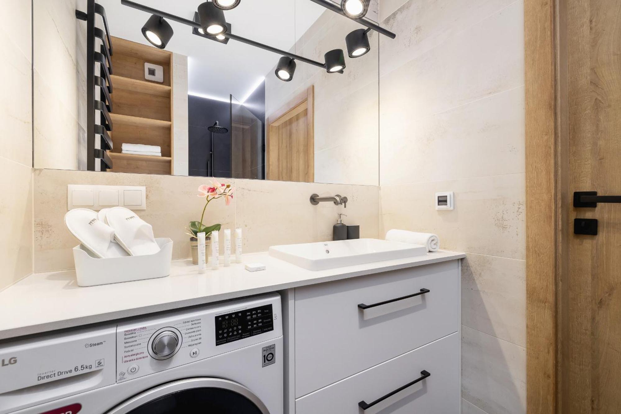 Bright Apartment In Krakow With Garden, Air Conditioning, Parking And Desk By Renters Prestige エクステリア 写真