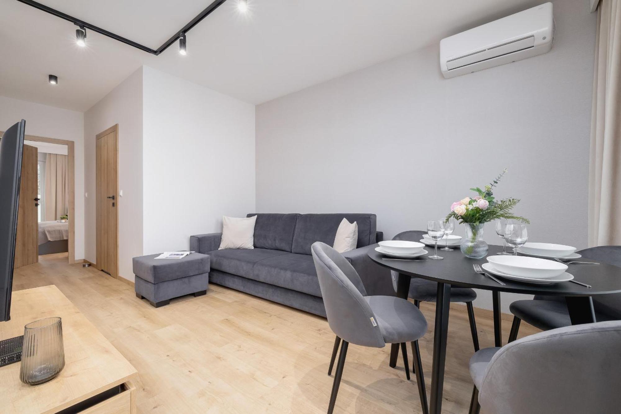 Bright Apartment In Krakow With Garden, Air Conditioning, Parking And Desk By Renters Prestige エクステリア 写真