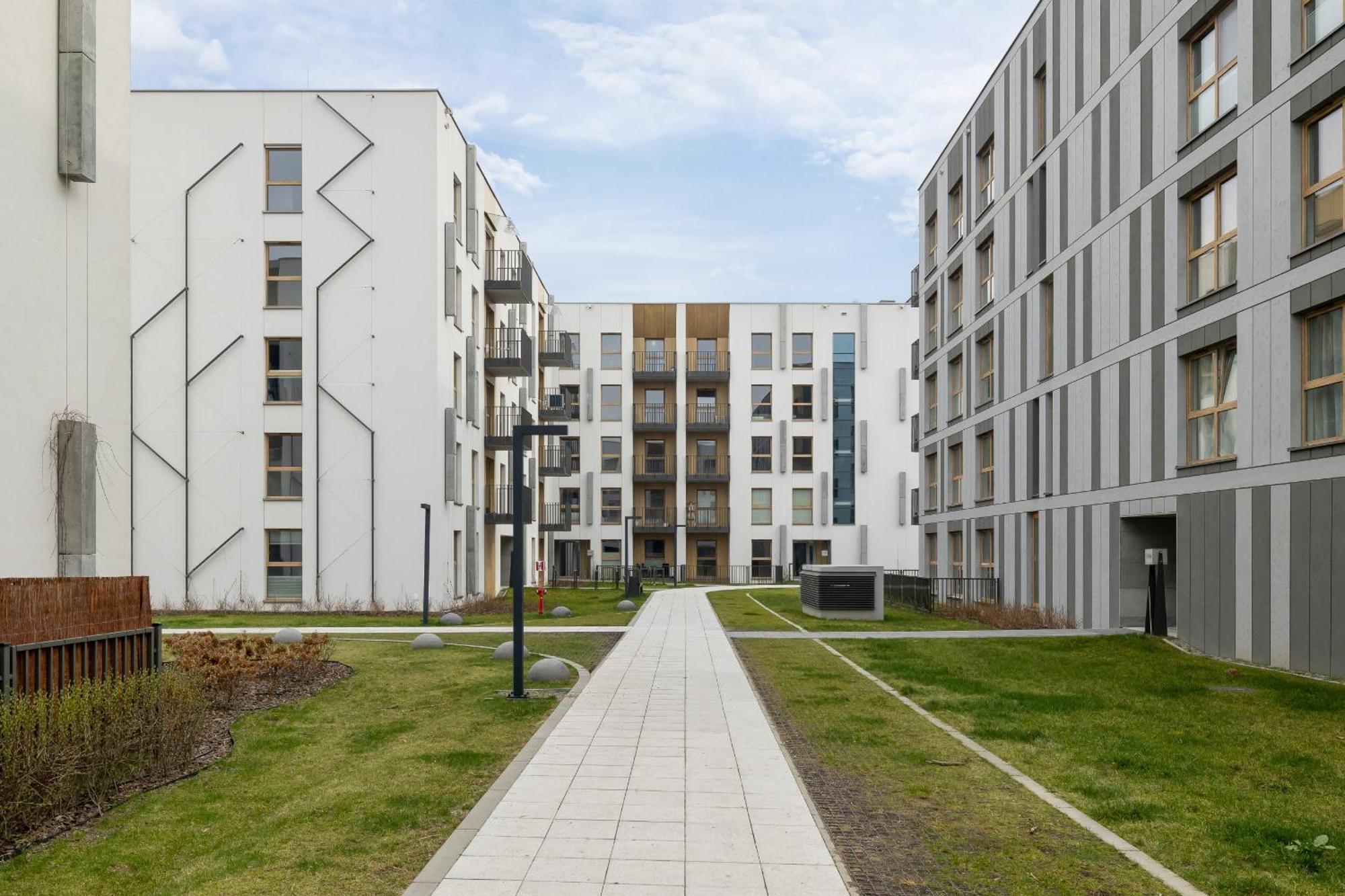 Bright Apartment In Krakow With Garden, Air Conditioning, Parking And Desk By Renters Prestige エクステリア 写真